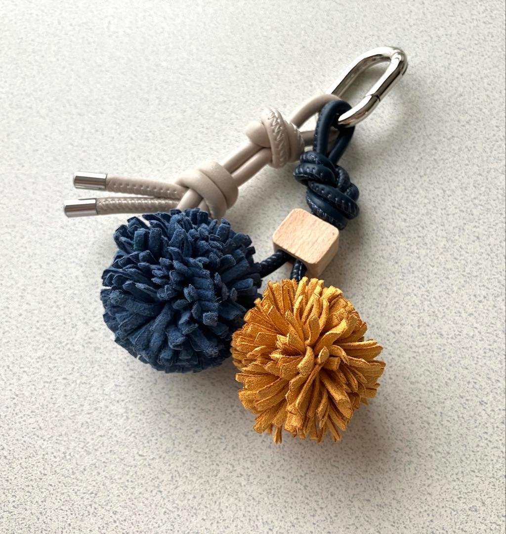 POMPOM BLUE — ポンポンとコードの質感