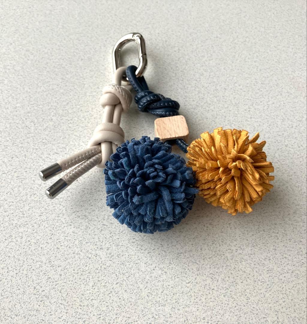 POMPOM BLUE — 別角度