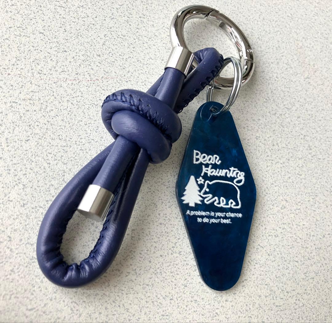 NAVY TAG — コードとロゴのアップ